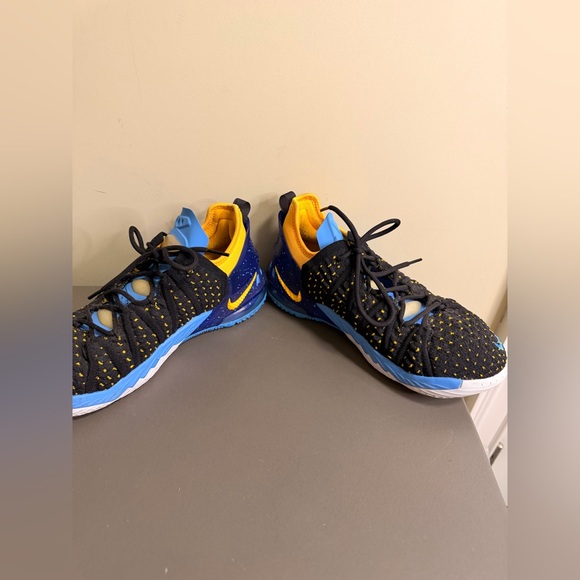 Youth Nike LeBron XVIII, Boy's Size 5 Black/ Gold/ Coast Concord, CW2760 006- - Picture 3 of 7
